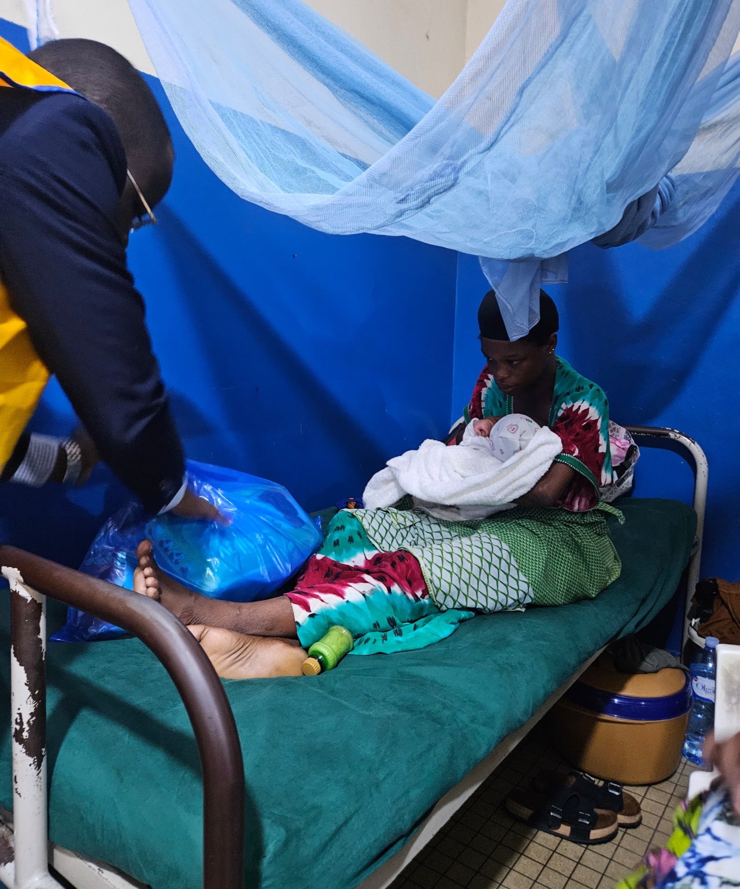 Jeune maman et son nouveau-né recevant un kit de maternité
