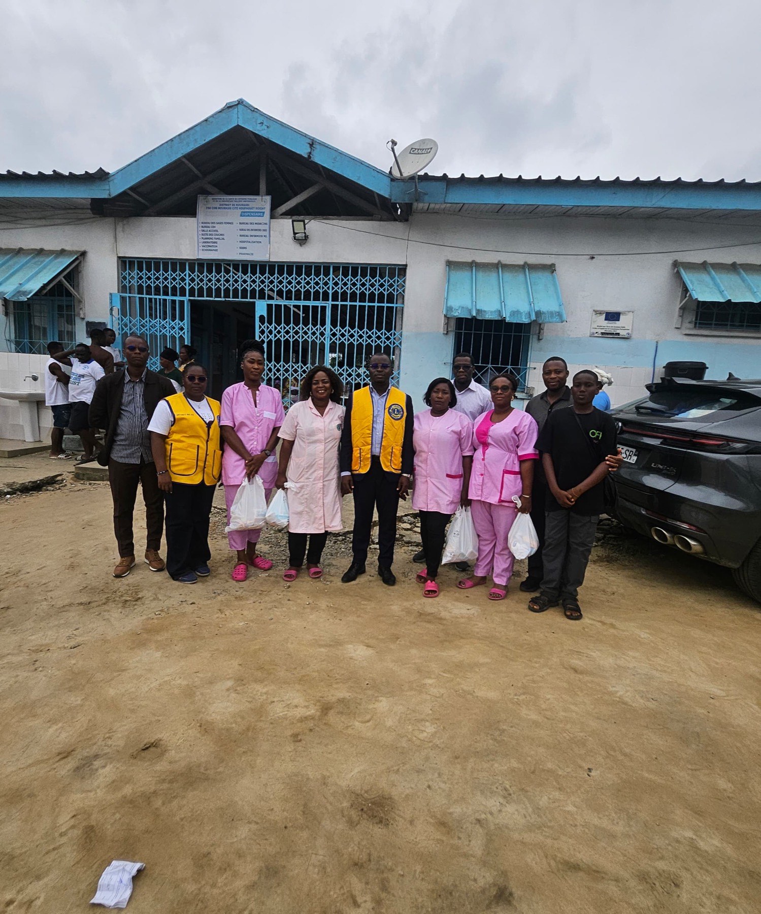 Équipe du Lions Club Abidjan Pyramide avec le personnel soignant d'un centre de santé partenaire